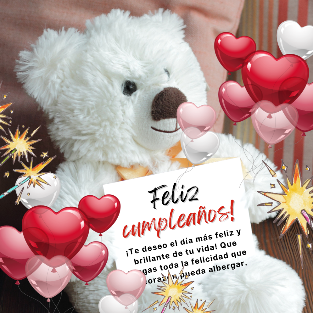 Un oso de peluche blanco sentado en una silla, sosteniendo un cartel que dice "Feliz Cumpleaños".